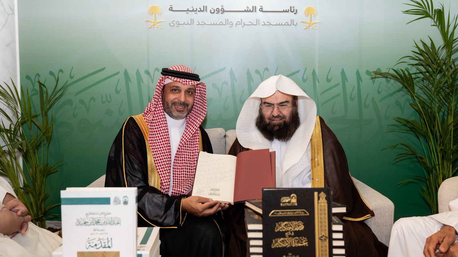 معالي رئيس الشؤون الدينية يدشّن كتاب "دُرر الإحكام في شرح عمدة الأحكام" في جناح الرئاسة بمعرض الرياض الدولي للكتاب 